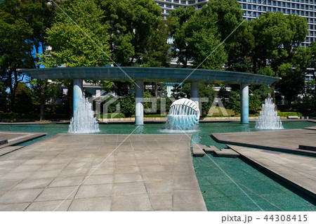 青空が広がる和田倉噴水公園 青空が広がる和田倉噴水公園 44308415