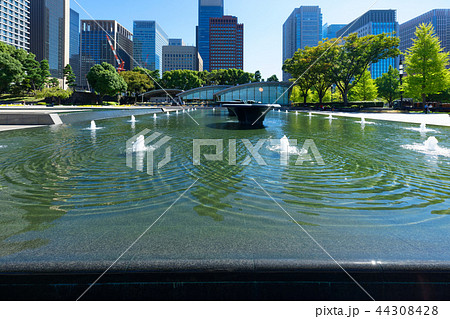 青空が広がる和田倉噴水公園と丸の内ビル街 青空が広がる和田倉噴水公園と丸の内ビル街 44308428