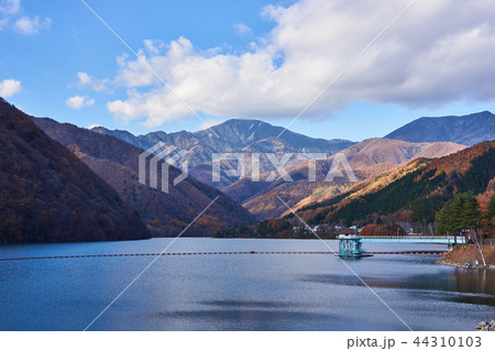 山梨県 秋の広瀬湖と木賊山 山梨県 秋の広瀬湖と木賊山 44310103