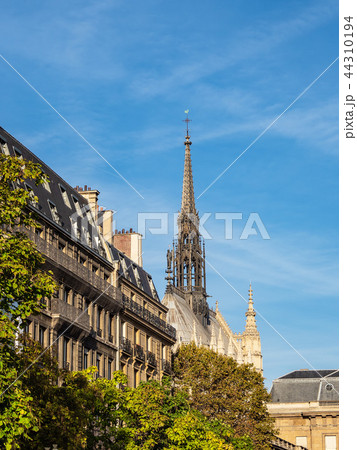 View to the chapel Sainte-Chapelle in Paris 44310194