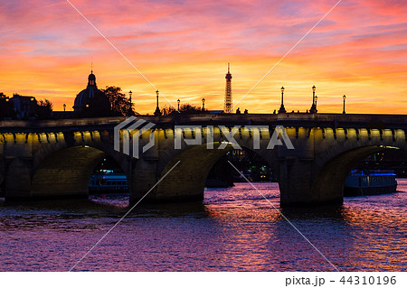 View to the bridge Pont Neuf in Paris, France View to the bridge Pont Neuf in Paris, France 44310196