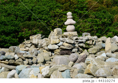 [長崎県]新上五島町・日島の石塔群 44310274