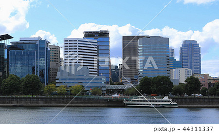 Portland, Oregon on a fine sunny day 44311337