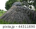 縄文時代・右横からの竪穴住居 44311690