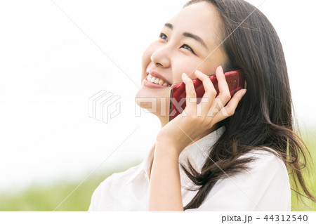 スマホで会話する女性 スマホで会話する女性 44312540