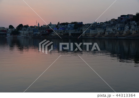 インド 夕暮れのプシュカル 夕日と街並みとプシュカル湖 インド 夕暮れのプシュカル 夕日と街並みとプシュカル湖 44313364