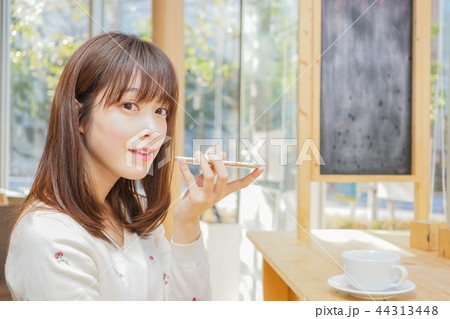 音声入力・イヤフォンで通話をする女性 44313448