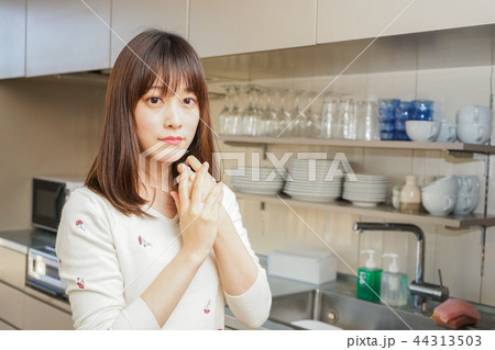 食後にお皿洗いをする若い日本人の女性 食後にお皿洗いをする若い日本人の女性 44313503