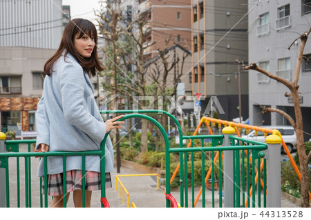公園で遊ぶ若い女性 公園で遊ぶ若い女性 44313528
