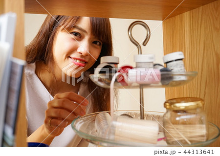カフェで働く若い日本人の女性 44313641