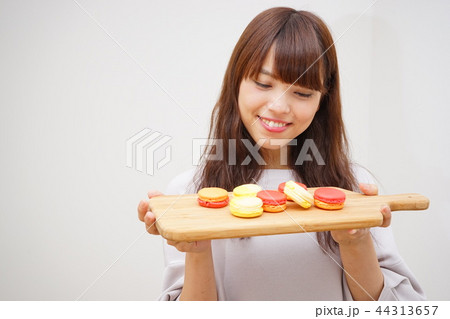 カフェで働く若い日本人の女性 44313657