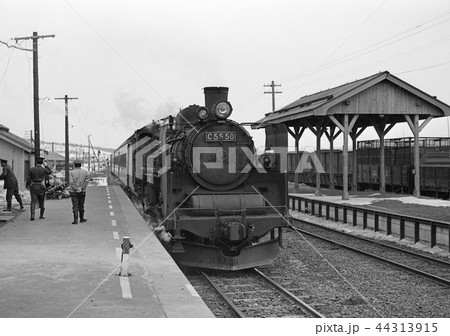 宗谷本線豊富駅に着くC55牽引旅客列車 44313915