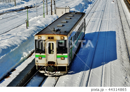 長万部駅に入線する函館本線普通列車（キハ150形） 44314865