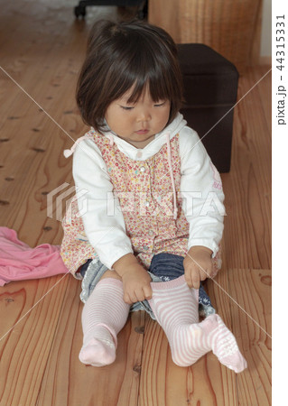 靴下をはく女の子 44315331