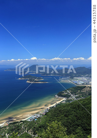 香川県三豊市のサンビーチ(父母ヶ浜南隣)、蔦島と仁尾、荘内半島 香川県三豊市のサンビーチ(父母ヶ浜南隣)、蔦島と仁尾、荘内半島 44315788