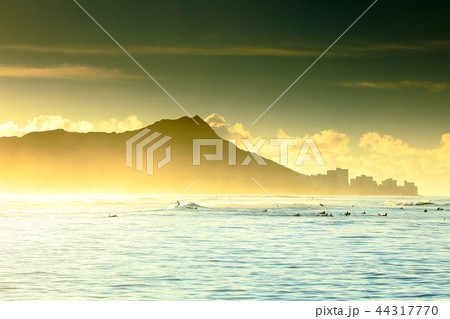 ハワイ 朝靄のダイヤモンドヘットとワイキキビーチ アラモアナビーチパークからの一景 の写真素材