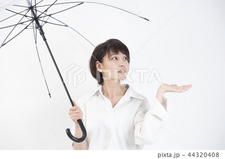 傘を持つ女性 44320408