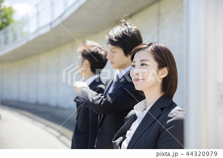 バス停でバスを待つビジネスパーソン バス停でバスを待つビジネスパーソン 44320979