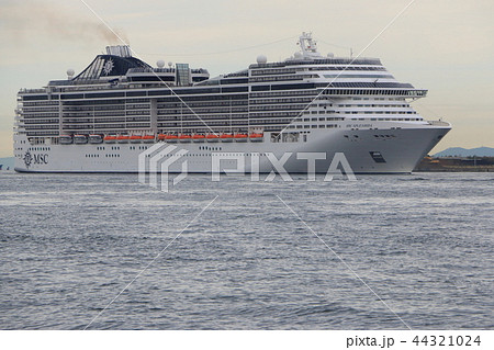 クルーズ客船MSCスプレンディダ大阪港入港 クルーズ客船MSCスプレンディダ大阪港入港 44321024