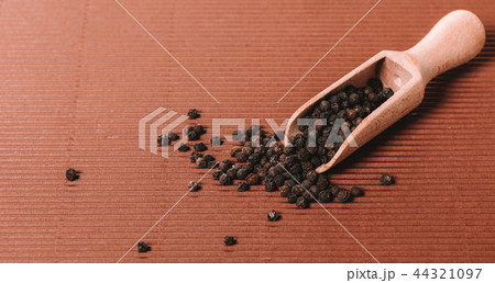 spicy pepper in a wooden bowl 44321097