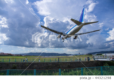伊丹空港・夏の雲とジェット旅客機 伊丹空港・夏の雲とジェット旅客機 44321298