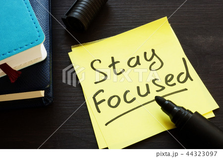 Stay focused handwritten on a memo stick Stay focused handwritten on a memo stick 44323097