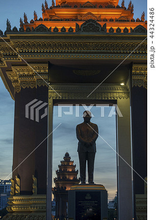 CAMBODIA PHNOM PENH SIHANOUK STATUE 44324486