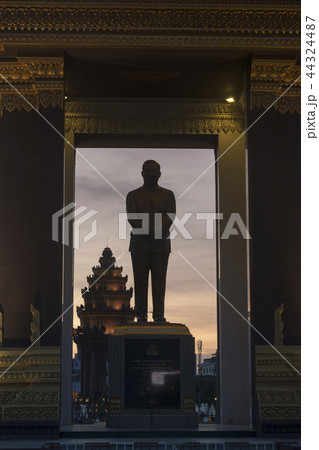 CAMBODIA PHNOM PENH SIHANOUK STATUE CAMBODIA PHNOM PENH SIHANOUK STATUE 44324487