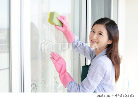 お掃除をする女性 お掃除をする女性 44325235