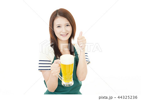 ビールを運ぶウェイトレス 44325236