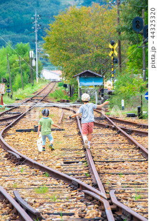線路を歩く子ども 44325320