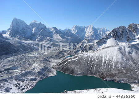 ゴ-キョ・ピ-クから見るゴ-キョ湖とヒマラヤの景観 ゴ-キョ・ピ-クから見るゴ-キョ湖とヒマラヤの景観 44326360