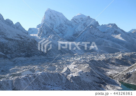 ゴ-キョ・ピ-クから見るチョラツェ、タウツェとゴ-キョ湖 ゴ-キョ・ピ-クから見るチョラツェ、タウツェとゴ-キョ湖 44326361