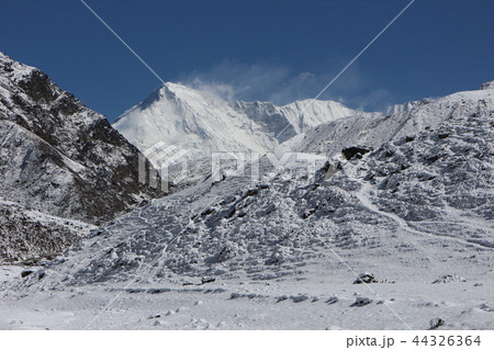 雪のゴ－キョから見るチョ－オユ－に当たる朝日 44326364