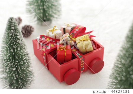 クリスマスプレゼントがやってきた クリスマスプレゼントがやってきた 44327181