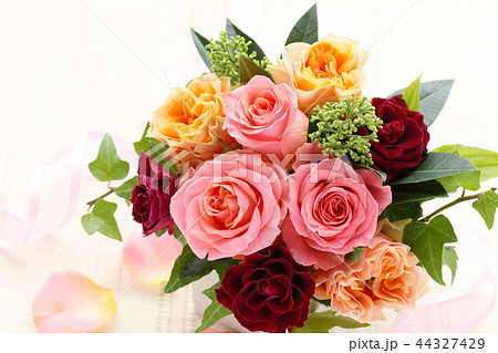 秋色のバラアレンジ 44327429