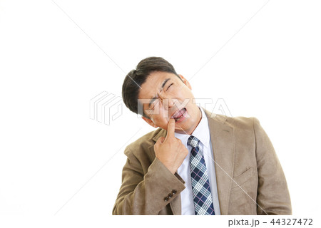 虫歯が痛む男性 44327472