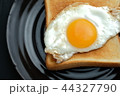 目玉焼きのせパン寄り 44327790