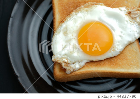 目玉焼きのせパン寄り 44327790