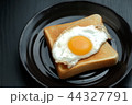 目玉焼きのせパン 44327791