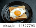 目玉焼きパンと黒い皿 44327793