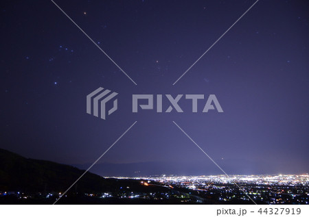 笛吹市、花鳥山展望台から望む盆地夜景とオリオン座 44327919
