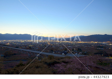 笛吹市、花鳥山展望台から望む甲府盆地夜景とリニア 44327923
