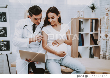 Show on Laptop. Consultation. Clinic. Childbirth. 44328462