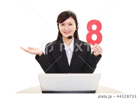 数字を持つ笑顔のオペレーター 44328733