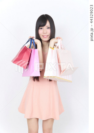 若い女性　ショッピング 44329023