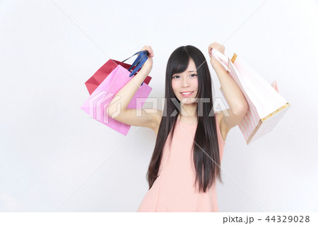 若い女性　ショッピング 44329028