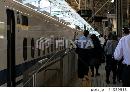 新大阪駅に到着したのぞみ号 乗客とホームの写真素材 44329918 Pixta