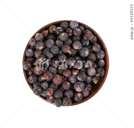 Dried juniper berries in wooden bowl 44330524