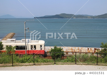 電車と海の見える初夏景色 電車と海の見える初夏景色 44331531